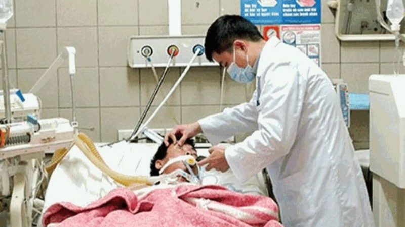 Điều trị cho bệnh nhân ngộ độc rượu tại Trung tâm Chống độc - Bệnh viện Bạch Mai. (Ảnh minh họa)