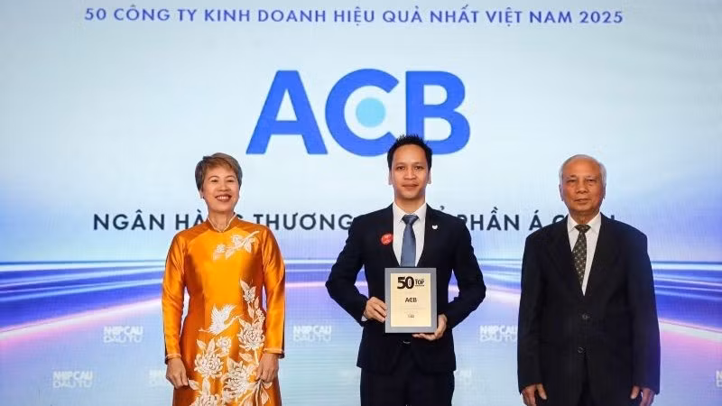 Đại diện ACB nhận vinh danh xếp hạng “50 Công ty kinh doanh hiệu quả nhất Việt Nam 2025” (TOP50).