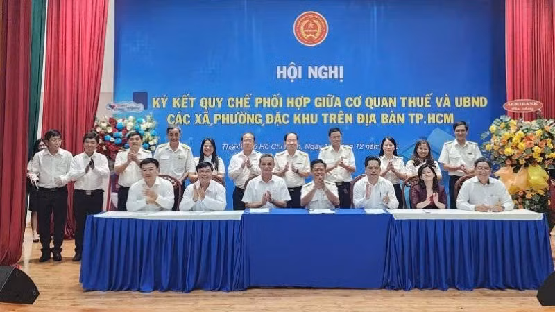 Đại diện Thuế Thành phố Hồ Chí Minh ký kết Quy chế phối hợp công tác quản lý thuế cùng chính quyền cơ sở.
