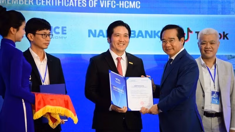 Ông Nguyễn Văn Được, Ủy viên Trung ương Đảng, Phó Bí thư Thành ủy, Chủ tịch Ủy ban nhân dân Thành phố Hồ Chí Minh, Phó Chủ tịch Hội đồng điều hành VIFC-HCMC trao Chứng nhận Thành viên chiến lược cho đại diện Nam A Bank.