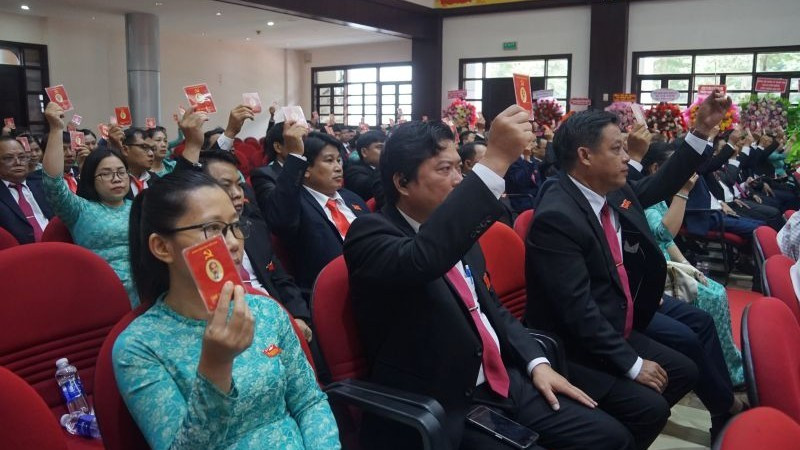 Các đại biểu biểu quyết tại Đại hội. h-2-dai-hoi-cs-dong-nai.jpg