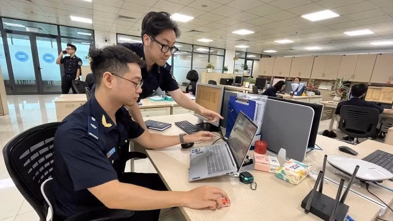 Cán bộ Chi Cục hải quan Khu vực II giám sát hàng hóa thông quan qua cảng biển Thành phố Hồ Chí Minh.