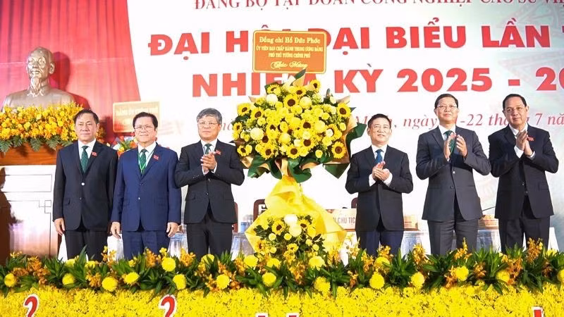 Phó Thủ tướng Hồ Đức Phớc tặng hoa chúc mừng Đại hội Đảng bộ VRG.