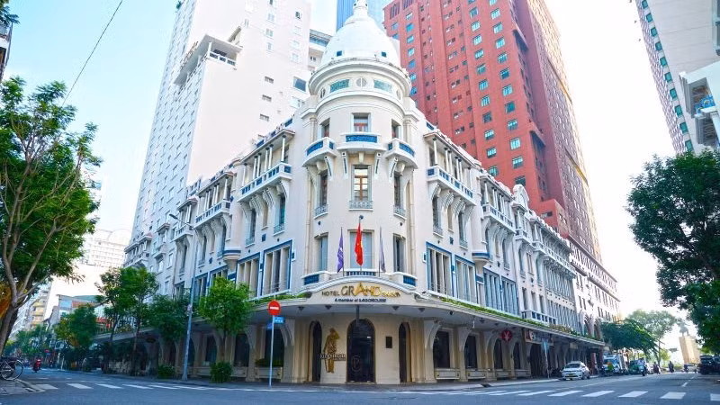 Hotel Grand Saigon toạ lạc trên đường Đồng Khởi, phường Sài Gòn trung tâm Thành phố Hồ Chí Minh..