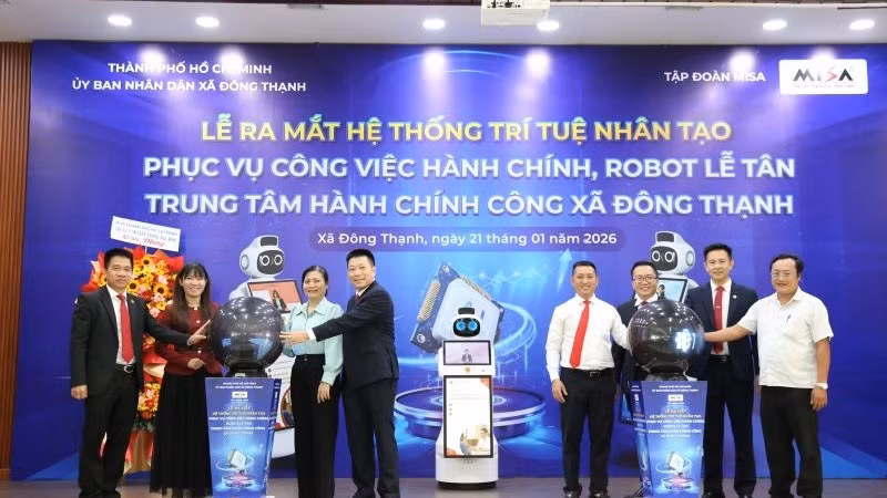 Các đại biểu thực hiện nghi thức kích hoạt hệ thống Robot AI vào quy trình vận hành hành chính công.