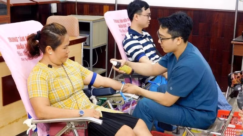 Những tình nguyện viên hiến máu trong Chương trình Ngày hội hiến máu thành phố.