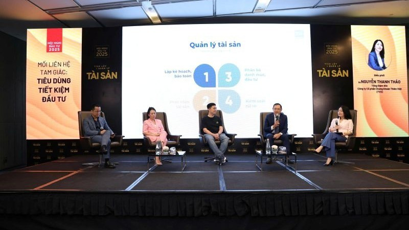 Các diễn giả thảo luận giải pháp tiết kiệm và đầu tư tài sản cá nhân tại hội nghị.