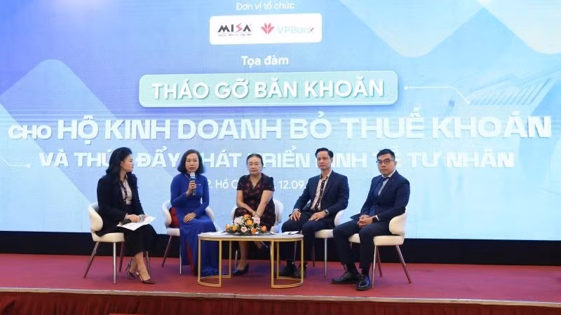 Các diễn giả tại tọa đàm “Tháo gỡ băn khoăn cho hộ kinh doanh bỏ thuế khoán và thúc đẩy phát triển kinh tế tư nhân”.
