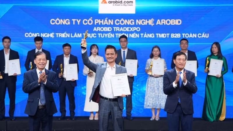 Đại diện Công ty cổ phần Công nghệ Arobid nhận giải thưởng “Giải pháp công nghệ số xuất sắc”.