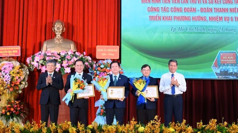 Trao Kỷ niệm chương “Vì sự nghiệp Tuyên giáo” và kỷ niệm chương “Vì sự nghiệp dân vận” cho 3 cá nhân Tập đoàn Công nghiệp Cao-su Việt Nam.