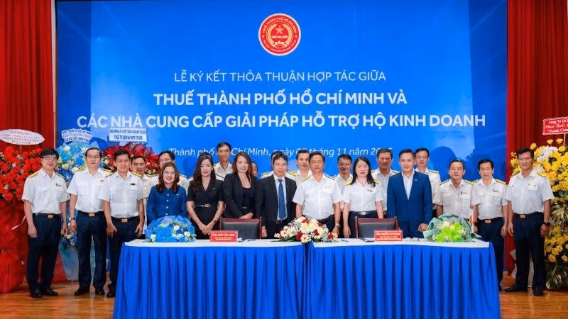 Đại diện lãnh đạo Thuế Thành phố Hồ Chí Minh ký kết với Ngân hàng ACB.