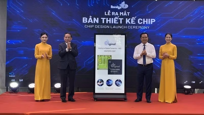 Chủ tịch Ủy ban nhân dân Thành phố Hồ Chí Minh Nguyễn Văn Được và Chủ tịch CT Group Trần Kim Chung thực hiện nghi thức ra mắt bản thiết kế chip ADC.