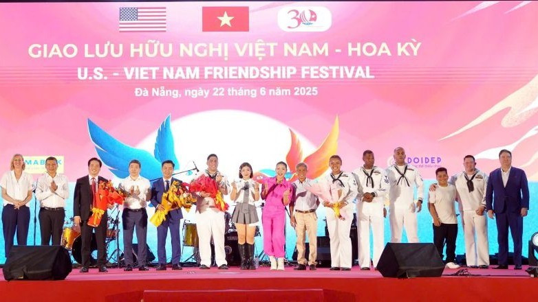 Ông Trần Khải Hoàn, Thành viên Hội đồng Quản trị, Quyền Tổng Giám đốc (thứ 3 từ trái sang) nhận hoa cảm ơn từ đại diện Đại sứ quán Hoa Kỳ tại Việt Nam. h1-giao-luu-nam-a-hoa-ky.jpg