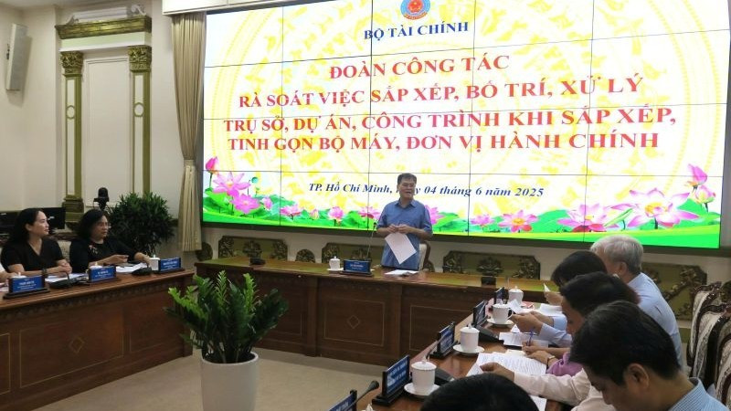 Thứ trưởng Tài chính Bùi Văn Khắng phát biểu chỉ đạo. h1-hoi-nghi-tai-san-cong.jpg