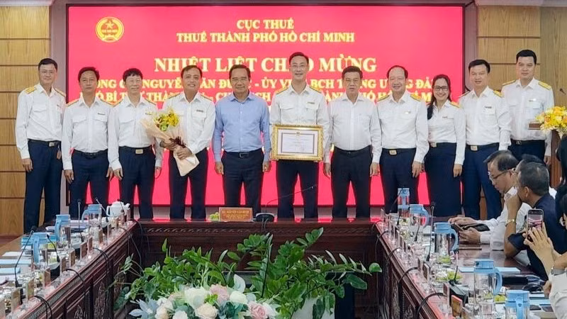 Chủ tịch Ủy ban nhân dân Thành phố Hồ Chí Minh Nguyễn Văn Được khen thưởng tập thể tập thể có đóng góp thu ngân sách của Thành phố trong 10 tháng năm 2025.