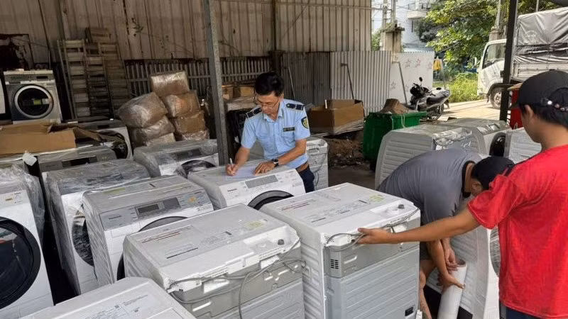 Lực lượng chức năng kiểm đếm hàng hóa nhập khẩu đã qua sử dụng.