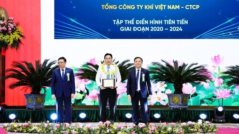 Đồng chí Nguyễn Thanh Bình – Bí thư Đảng ủy, Chủ tịch Hội đồng quản trị PV GAS vinh dự nhận Biểu trưng cho Tập thể điển hình tiên tiến giai đoạn 2020-2024