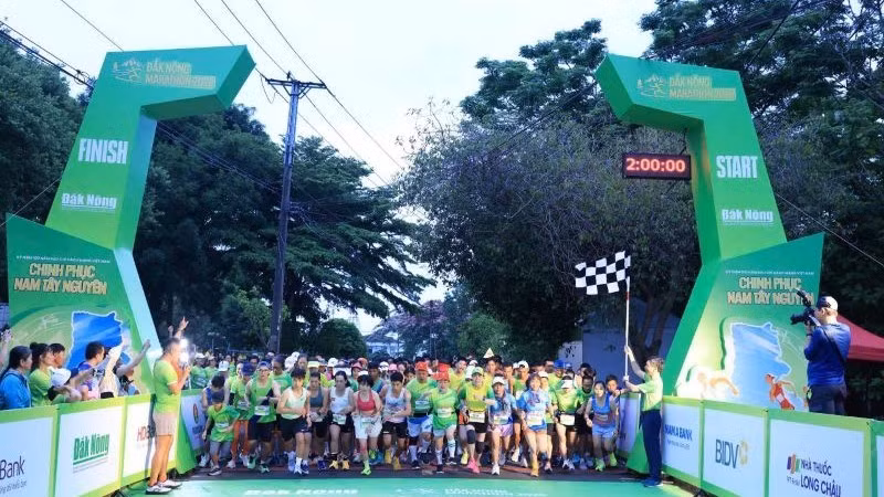 Không khí đầy hứng khởi tại Giải chạy Đắk Nông Marathon 2025.