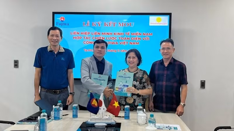 Đại diện lãnh đạo Liên hiệp Hợp tác xã Liên minh Kinh tế miền nam và Công ty trách nhiệm hữu hạn Fujiwa Việt Nam ký kết hợp tác chiến lược toàn diện.