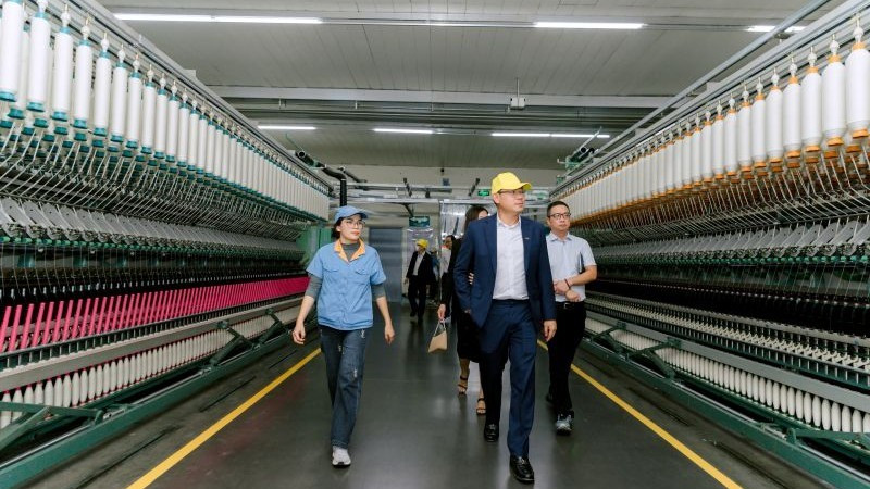 Ông Từ Tiến Phát, Tổng Giám đốc Ngân hàng Á Châu, trực tiếp tham quan dây chuyền sản xuất sợi hiện đại và tân tiến nhất tại một nhà máy có vốn đầu tư nước ngoài trong lĩnh vực dệt may tại Quảng Ninh. h3-acb-doanh-nghiep-fdi.jpg