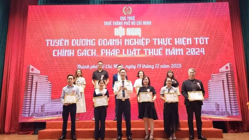 Ông Đoàn Minh Dũng, Trưởng Thuế Thành phố Hồ Chí Minh trao Giấy khen, tuyên dương doanh nghiệp tiêu biểu.