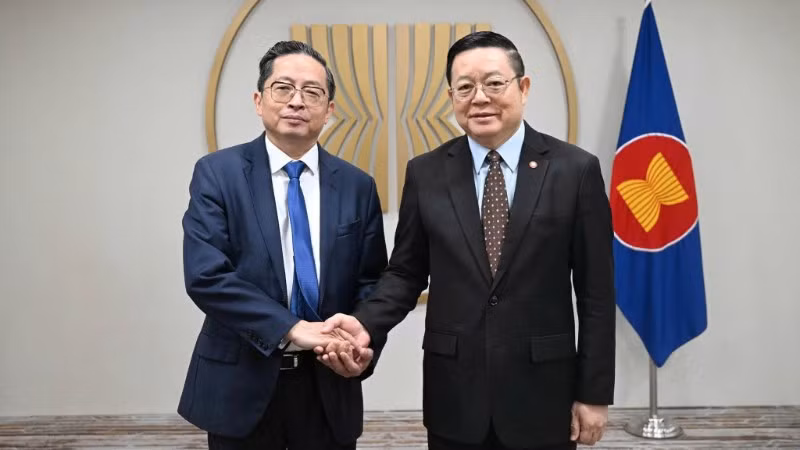 Ông Trần Kim Chung-Chủ tịch CT Group (trái) cùng Tiến sĩ Kao Kim Hourn-Tổng Thư ký ASEAN (phải) tại trụ sở Ban Thư ký ASEAN (Jakarta, Indonesia)