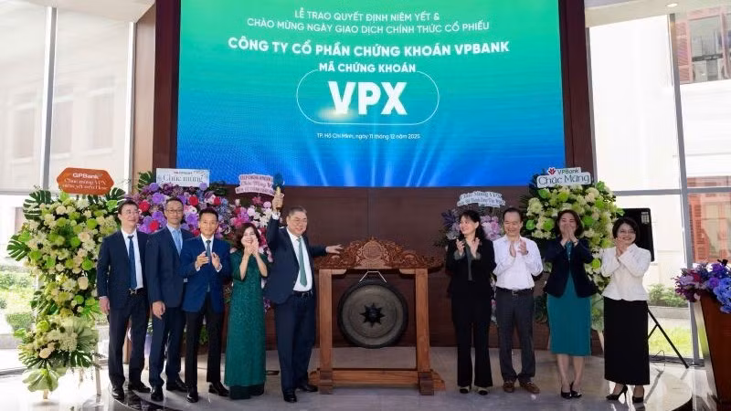 Lãnh đạo VPBankS thực hiện nghi thức đánh cồng khai trương phiên giao dịch đầu tiên của VPX trên HoSE. (Ảnh: VPBankS)