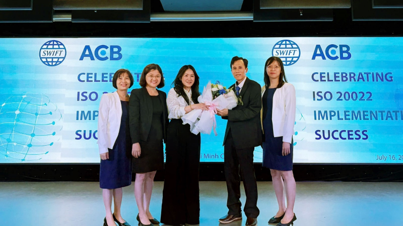 Bà Sharon Toh đại diện tổ chức SWIFT đến chúc mừng ACB. h2-acb-nang-cap.png