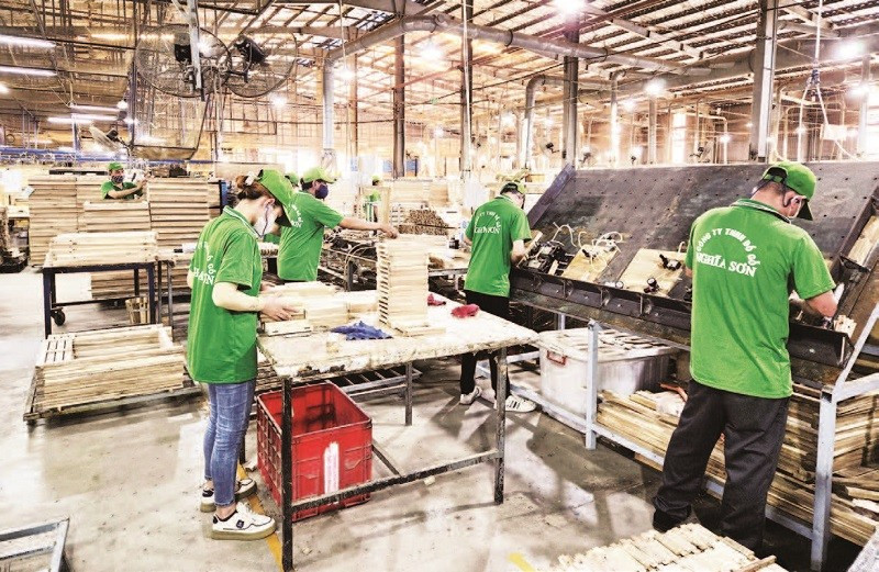 Sản xuất đồ gỗ xuất khẩu tại Công ty TNHH Đồ gỗ Nghĩa Sơn.