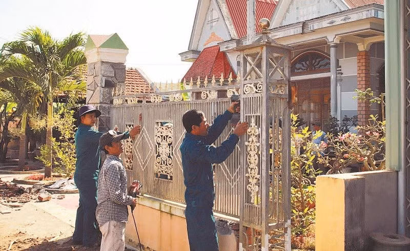 Người dân xã Ia Hiao tự nguyện tháo dỡ cổng, hàng rào hiến đất mở đường.