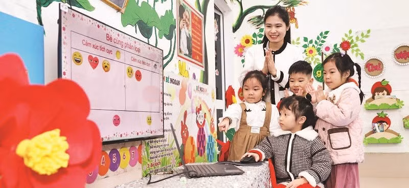 Các em học sinh Trường mầm non Hoa Phượng hào hứng với tiết học qua phần mềm Kidmart.