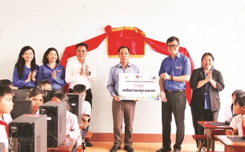 Trang bị máy tính cho các em vùng sâu, vùng xa. soi-noi-22.jpg