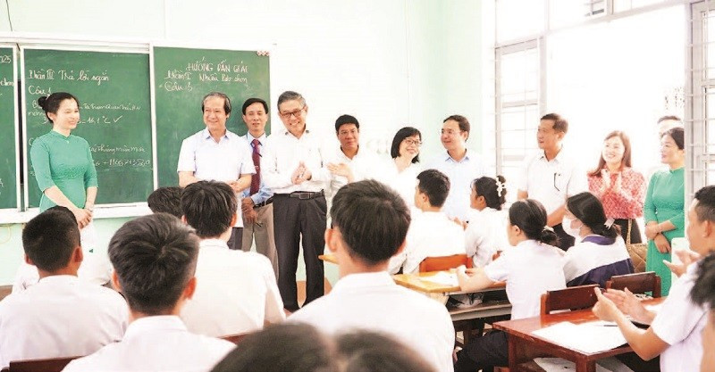 Bộ trưởng Nguyễn Kim Sơn đến thăm và làm việc với thầy, cô giáo, cán bộ Trường trung học phổ thông Hoàng Hoa Thám, Gia Lai.