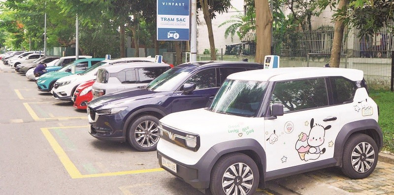 Chung cư Hoàng Anh An Tiến, xã Nhà Bè bố trí trạm sạc điện trước khuôn viên chung cư. (Ảnh THẾ ANH)