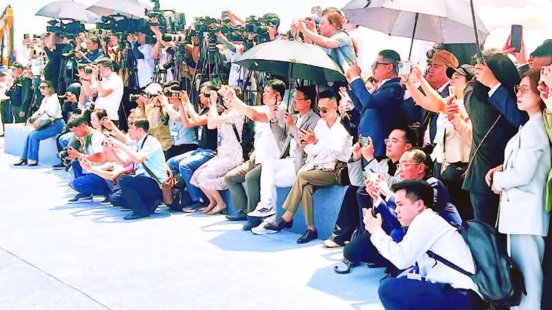 Phóng viên các cơ quan báo chí tác nghiệp tại một sự kiện của doanh nghiệp trên địa bàn Thành phố Hồ Chí Minh.