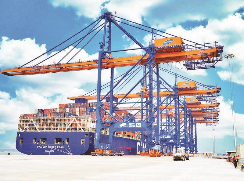 Bốc dỡ hàng hóa tại cảng Cái Mép-Thị Vải, phường Tân Thành, Thành phố Hồ Chí Minh. (Ảnh THẾ ANH)