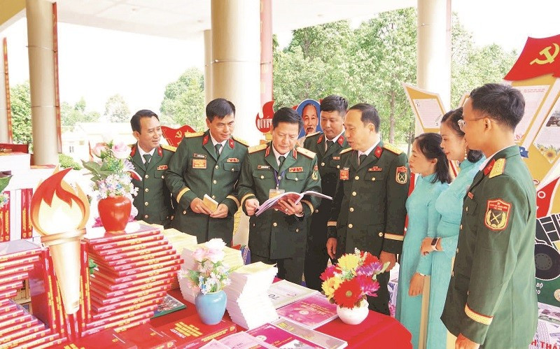 Thiếu tướng Nguyễn Trần Long, Phó Chính ủy Quân đoàn tham quan khu trưng bày tại Đại hội đại biểu Đảng bộ Lữ đoàn 434 nhiệm kỳ 2025-2030.