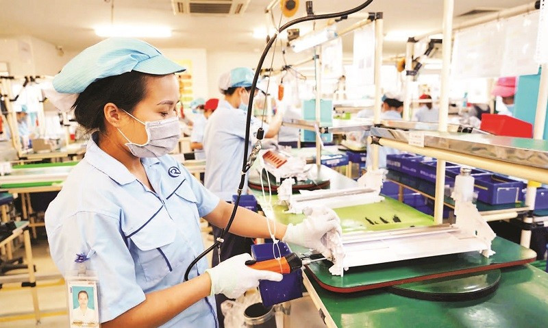 Sản xuất thiết bị điện tử tại Công ty TNHH Rhythm Precision Việt Nam, Khu công nghiệp Nội Bài, Hà Nội (Ảnh PHẠM HÙNG)