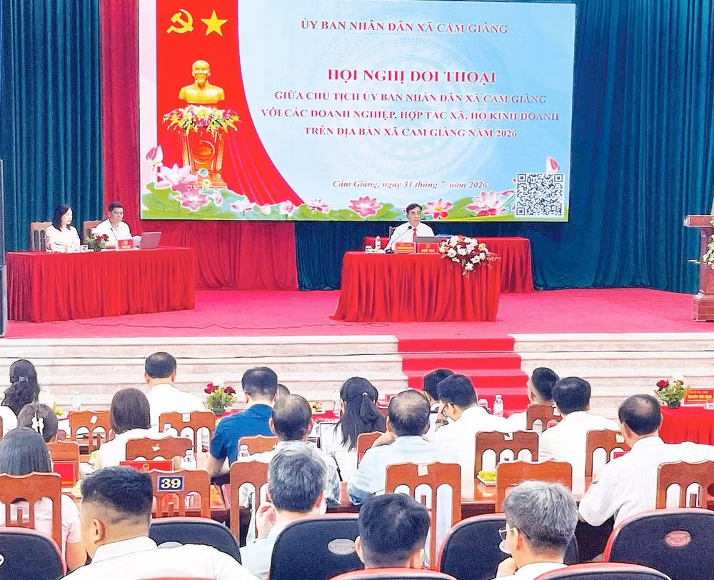 Lãnh đạo Ủy ban nhân dân xã Cẩm Giàng đối thoại với doanh nghiệp, hợp tác xã và các hộ kinh doanh. 