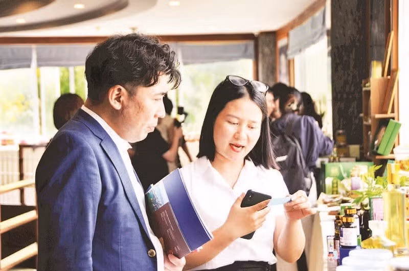 Đại diện doanh nghiệp Nhật Bản tìm hiểu về sản phẩm tại hội nghị xúc tiến thương mại.