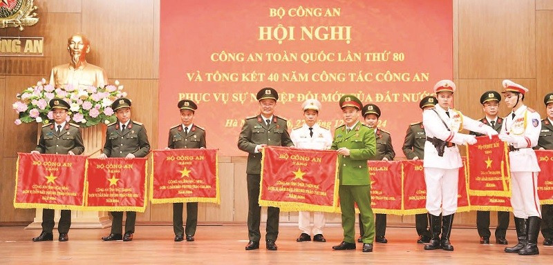 Công an thành phố Huế vinh dự được Bộ Công an tặng cờ thi đua xuất sắc năm 2024.