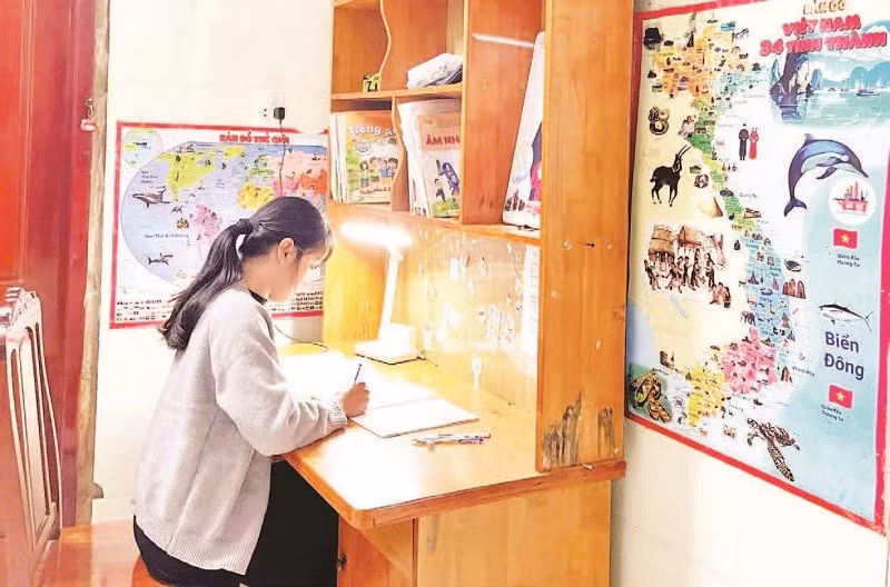 Nhiều gia đình ở Lệ Thủy tạo góc học tập ngăn nắp cho con em tự học, làm bài tập ở nhà.