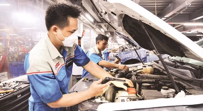 Công nhân Công ty Bến Thành Ford đang chăm sóc xe cho khách hàng. (Ảnh THẾ ANH)