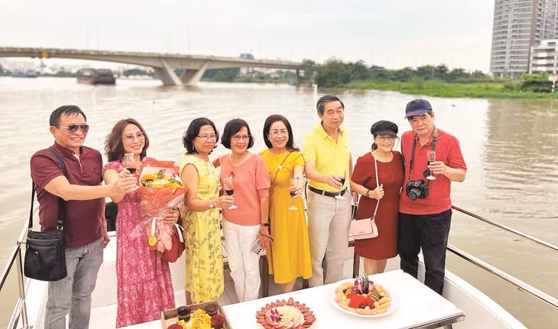 Du khách tham quan tour ngắm cảnh trên sông Sài Gòn (Ảnh MẠNH HẢO)