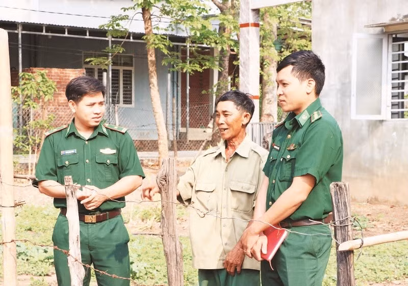 Cán bộ Bộ đội Biên phòng tỉnh Bình Phước thường xuyên xuống với dân, lắng nghe tâm tư, nguyện vọng của dân.