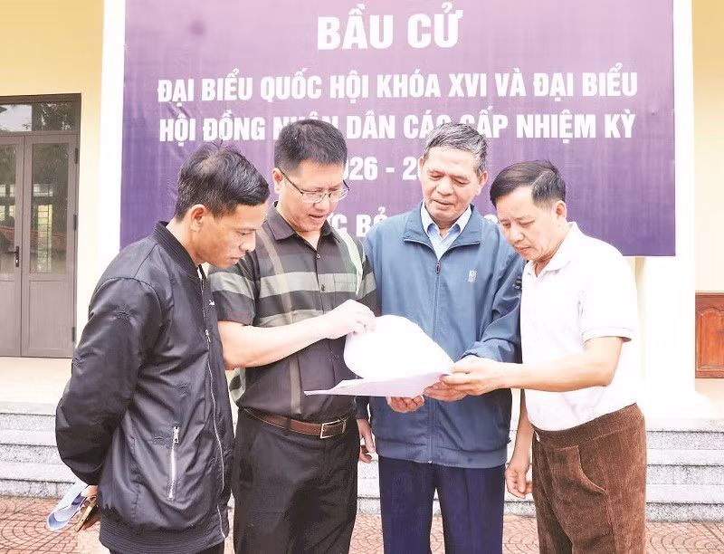 Rà soát danh sách cử tri được niêm yết công khai tại Nhà văn hóa tổ dân phố Dương Sơn, phường Tam Sơn, tỉnh Bắc Ninh.