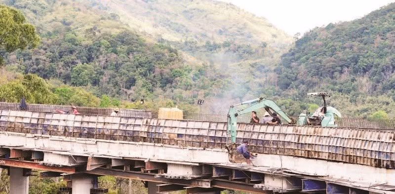 Hoàn thiện công trình cầu cạn tại dự án cải tạo, nâng cấp Quốc lộ 28B.