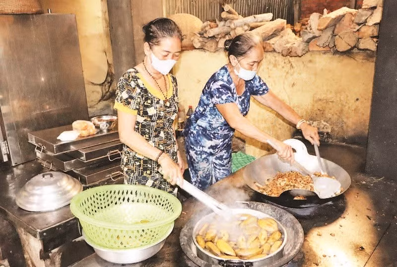 Bếp ăn tình thương Vĩnh Trạch 15 năm qua hỗ trợ bữa ăn trưa cho nhiều học sinh nghèo.