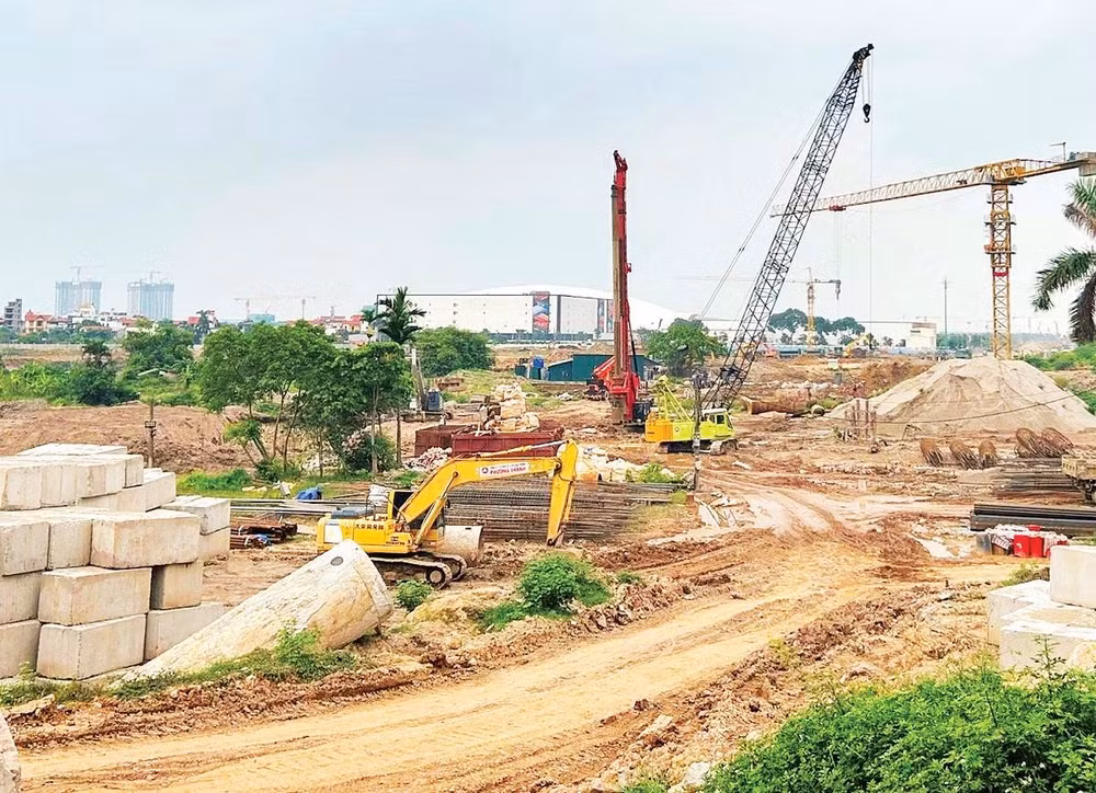 Triển khai thi công đường dẫn lên cầu sát với Trung tâm Triển lãm Việt Nam đường Hoàng Sa, xã Đông Anh.