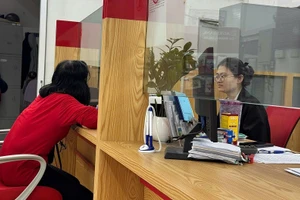 Cán bộ ngân hàng hướng dẫn khách hàng các biện pháp bảo vệ tài khoản cá nhân, phòng tránh các hình thức lừa đảo qua mạng đang gia tăng.